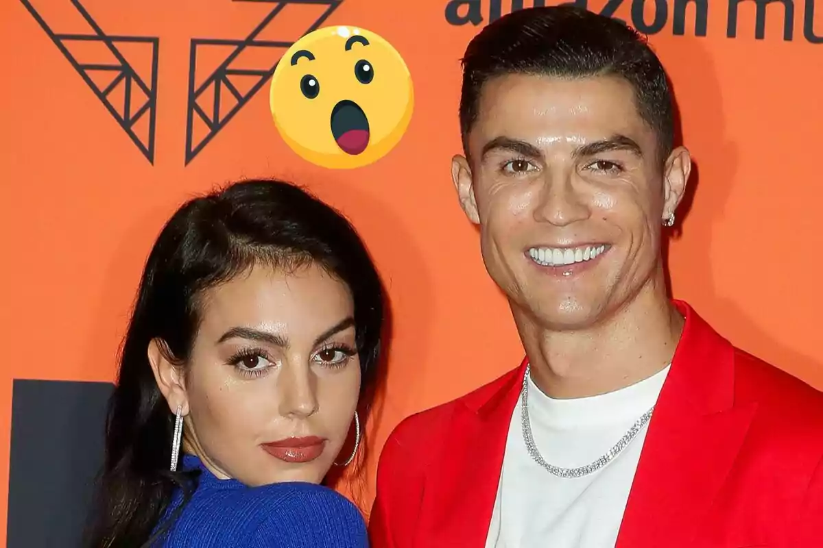 Georgina Rodríguez y Cristiano Ronaldo posan juntas frente a un fondo naranja con un emoji sorprendido en la parte superior.