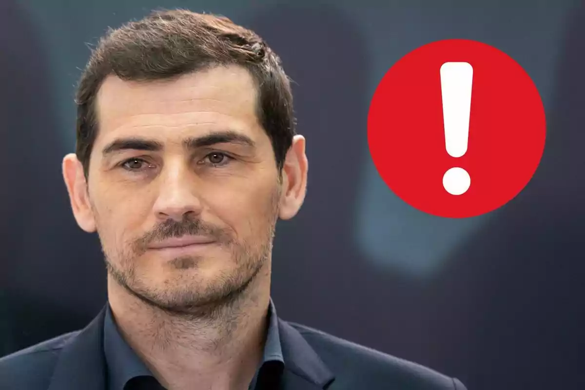 Iker Casillas amb cabell curt i barba lleugera, amb un signe d'exclamació vermell al fons.