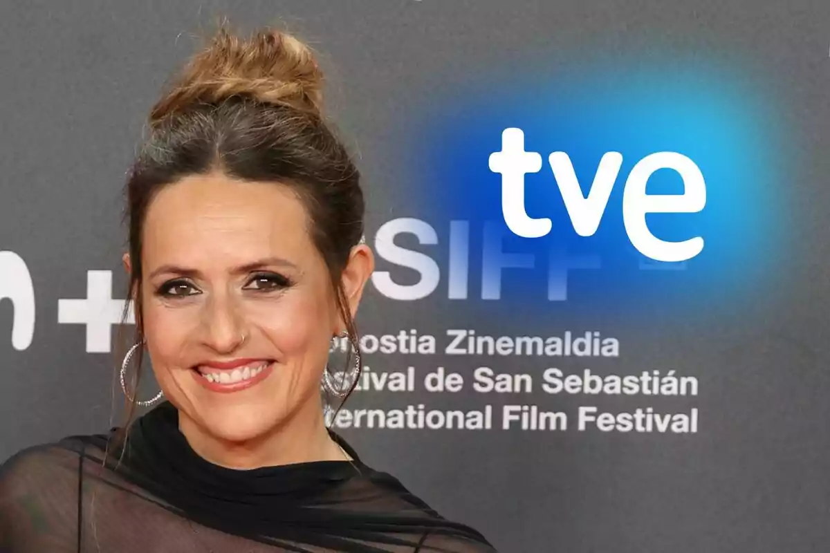 Itziar Ituño somrient davant d'un fons amb el logotip de TVE i text del Festival de Cinema de Sant Sebastià.