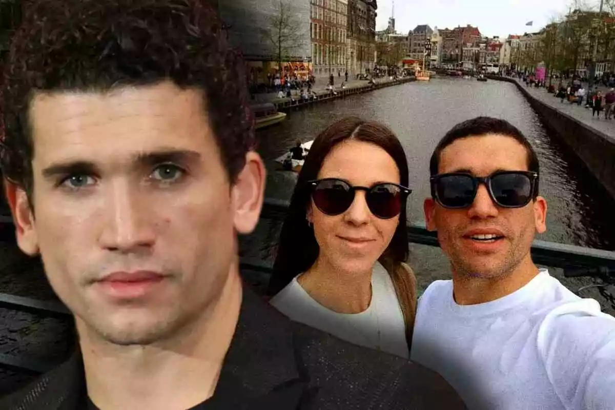 Un home de cabells arrissats en primer pla i una parella amb ulleres de sol fent-se una selfie al costat d’un canal en una ciutat europea