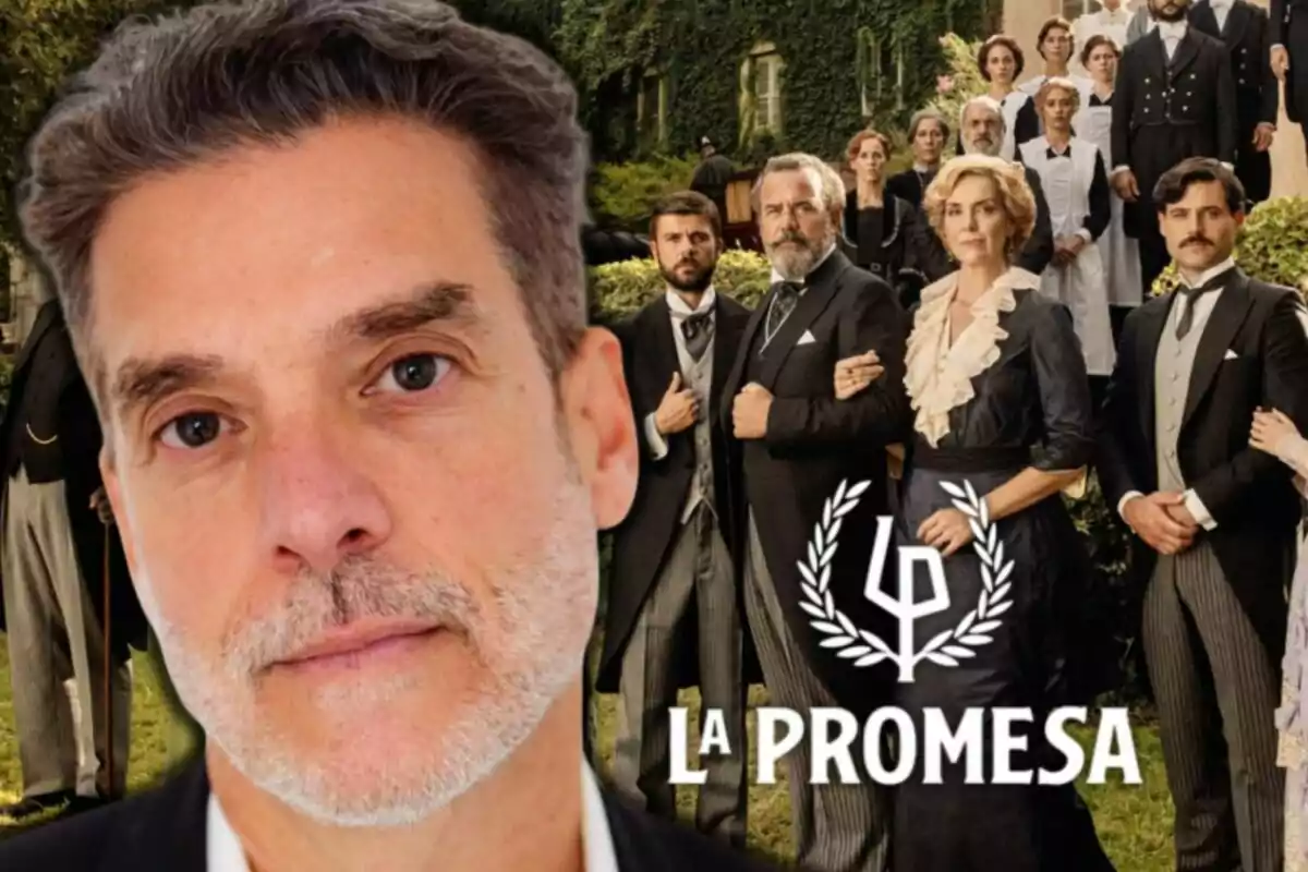 Javier Mora en primer pla amb un grup de persones elegantment vestides al fons, al costat del text "La Promesa".
