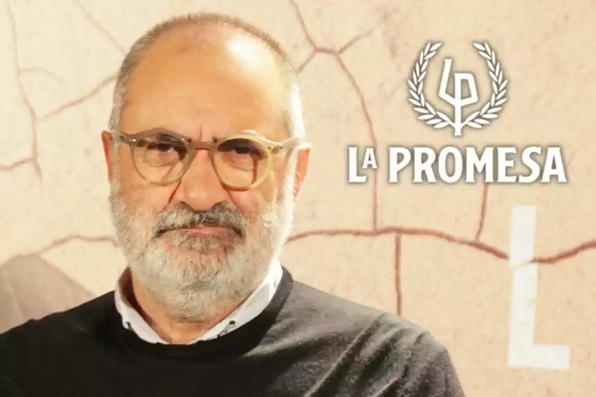 Joaquín Climent amb barba i ulleres davant d'un fons amb el text “La Promesa”.