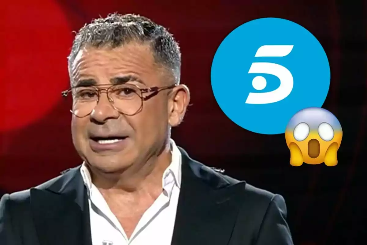 Jorge Javier Vázquez amb ulleres i expressió sorpresa al costat del logotip d'un canal de televisió i un emoji de sorpresa.