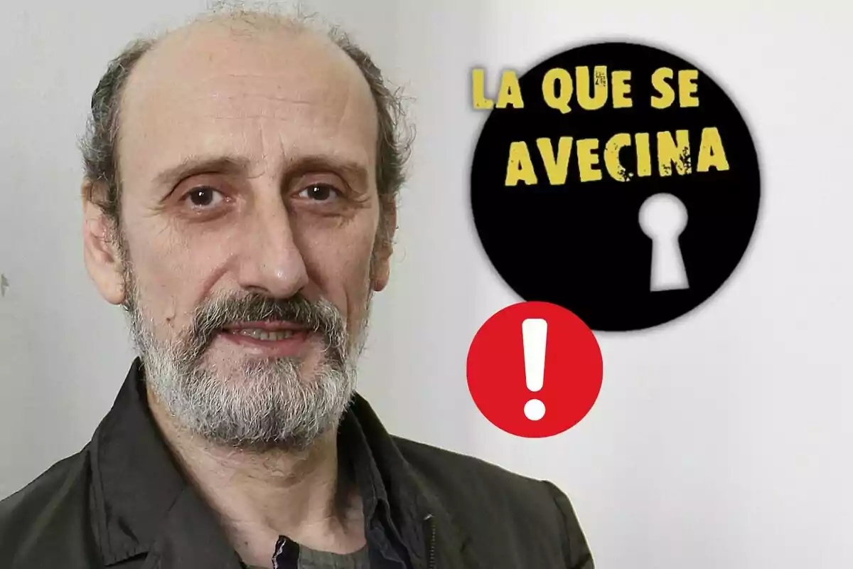 José Luis Gil amb barba i cabell canós està davant d'un logotip que diu "La que s'acosta" amb un símbol de pany i un signe d'exclamació vermella.