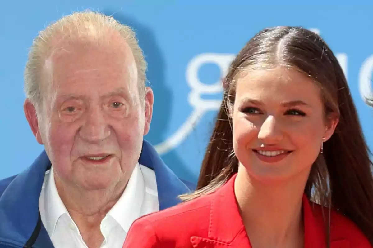 Juan Carlos I i Leonor somrients posant davant d'un fons blau.