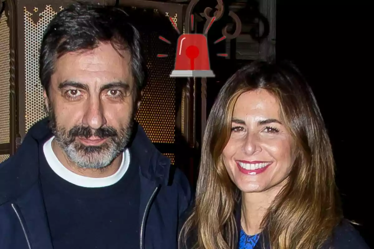 Muntatge d'un primer pla de Juan del Val amb una jaqueta blava al costat de Nuria Roca somrient i una icona d'una alarma