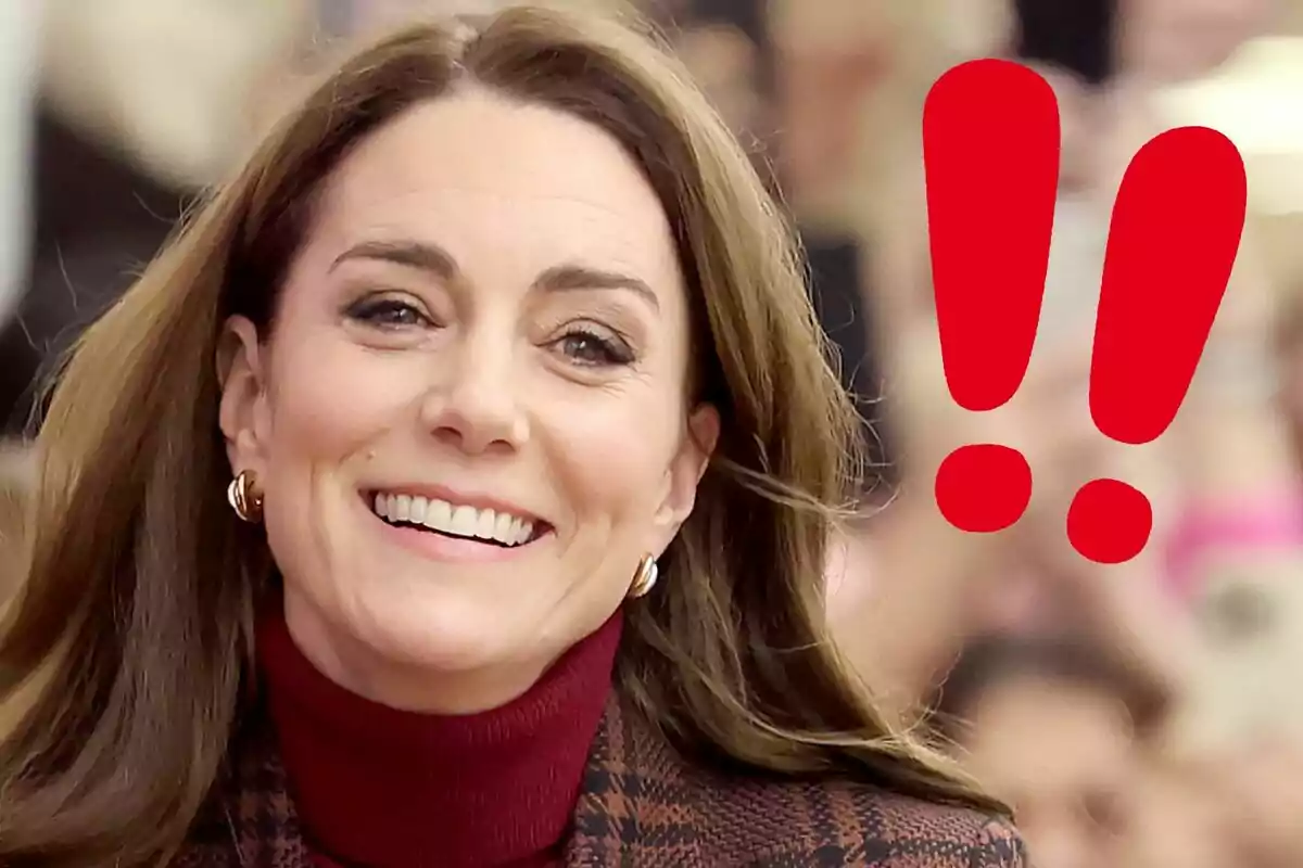 Kate Middleton sonriendo con signos de exclamación rojos al lado.