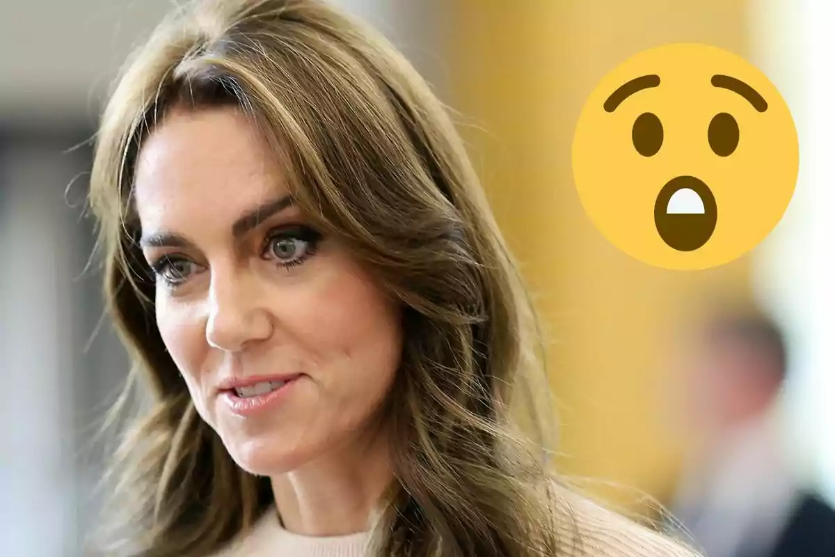 Kate Middleton amb expressió seriosa al costat d'un emoji de cara sorpresa.