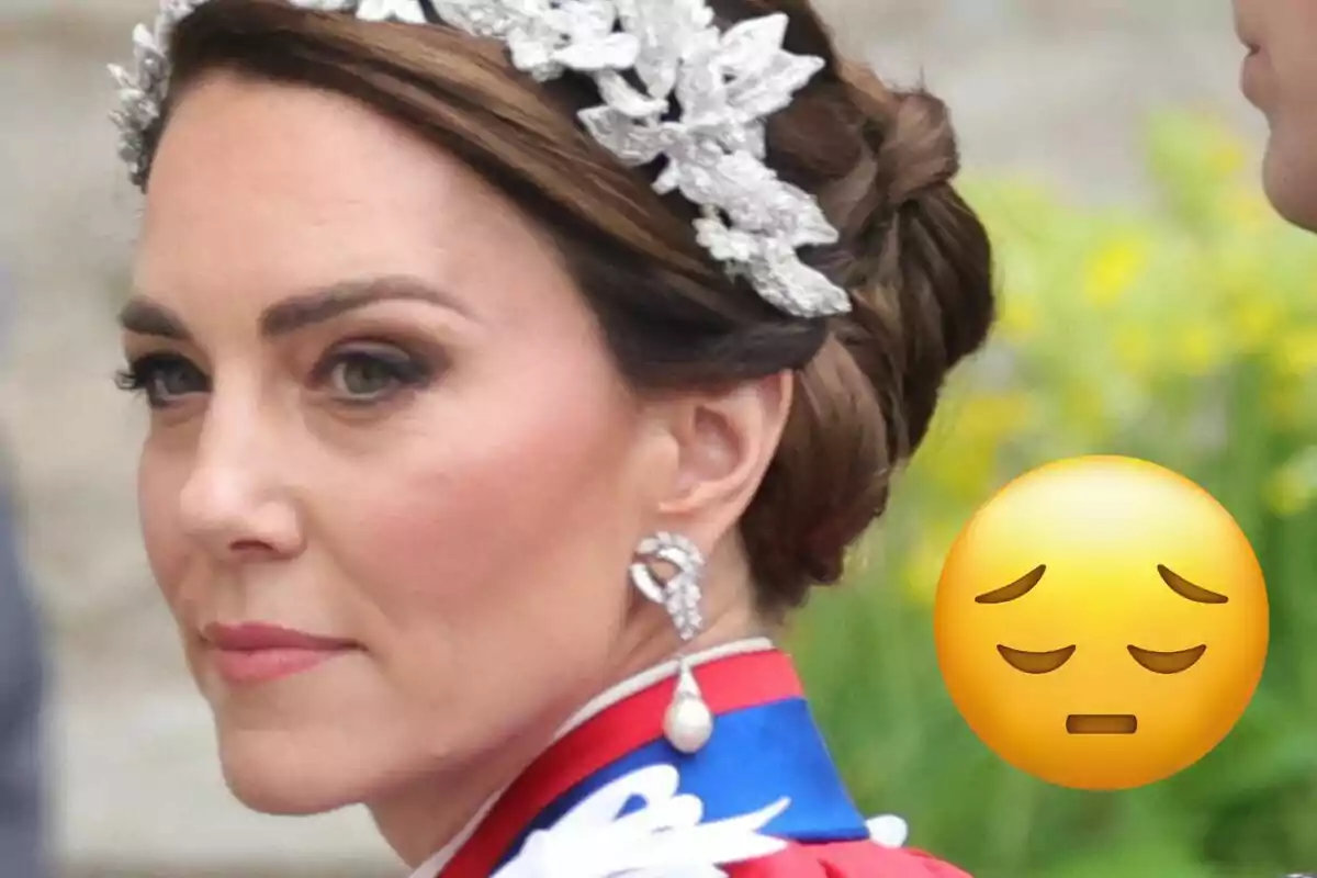 Kate Middleton amb tiara i arracades elegants mirant seriosa mentre un emoji de tristesa apareix al seu costat