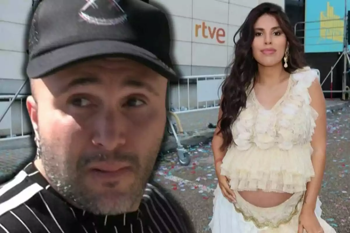 Kiko Rivera amb gorra negra i Isa Pantoja embarassada amb vestit clar posen davant d’un edifici amb el logotip de rtve al fons