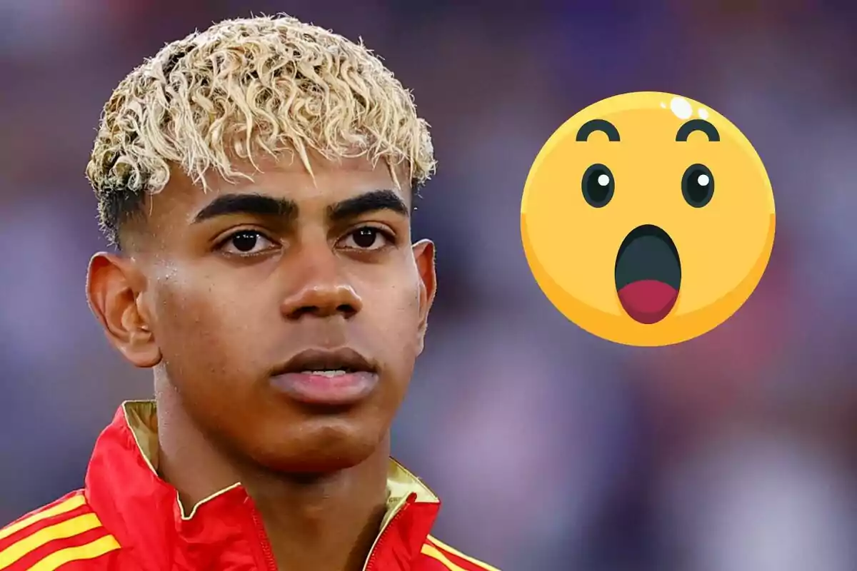 Lamine Yamal amb jaqueta esportiva vermella i un emoticona de cara sorpresa al seu costat