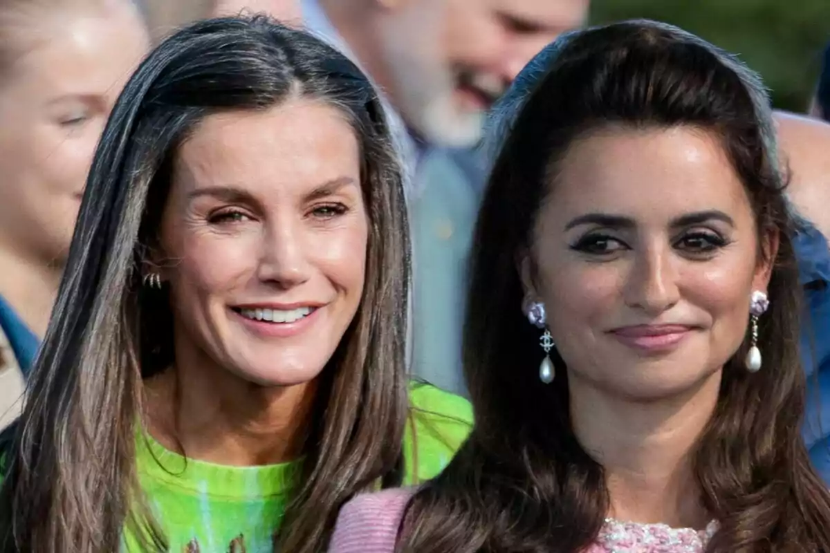 Letizia i Penélope Cruz somrients en un esdeveniment exterior.