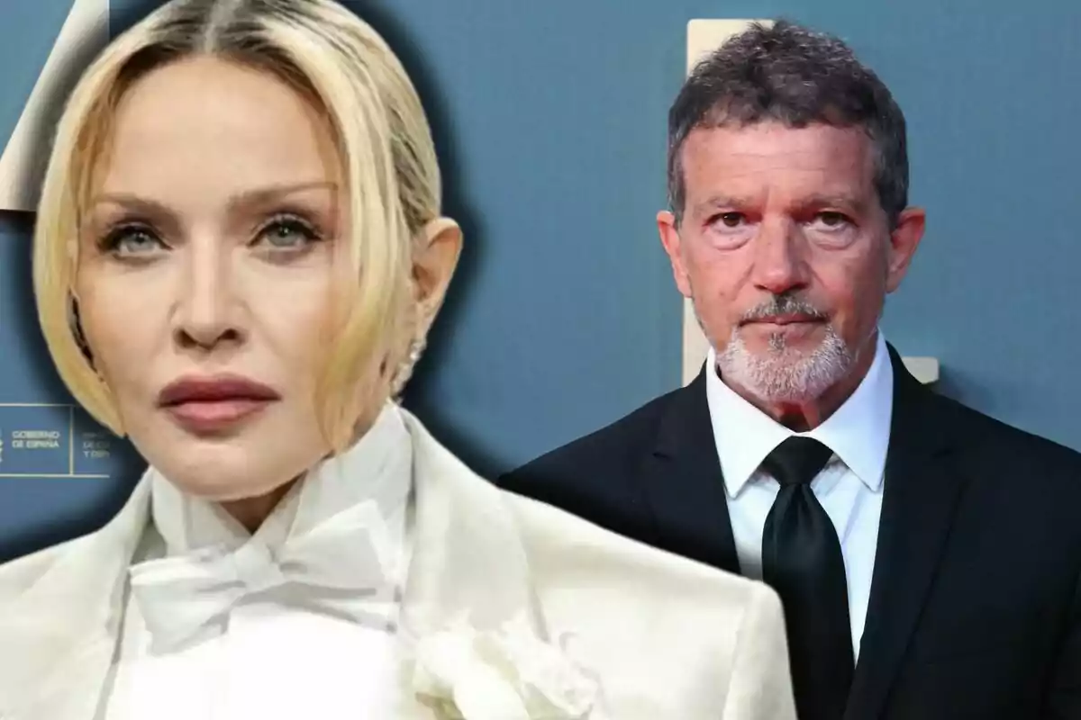 Madonna amb vestit blanc i Antonio Banderas amb vestit negre posen davant d’un fons blau en un esdeveniment formal.