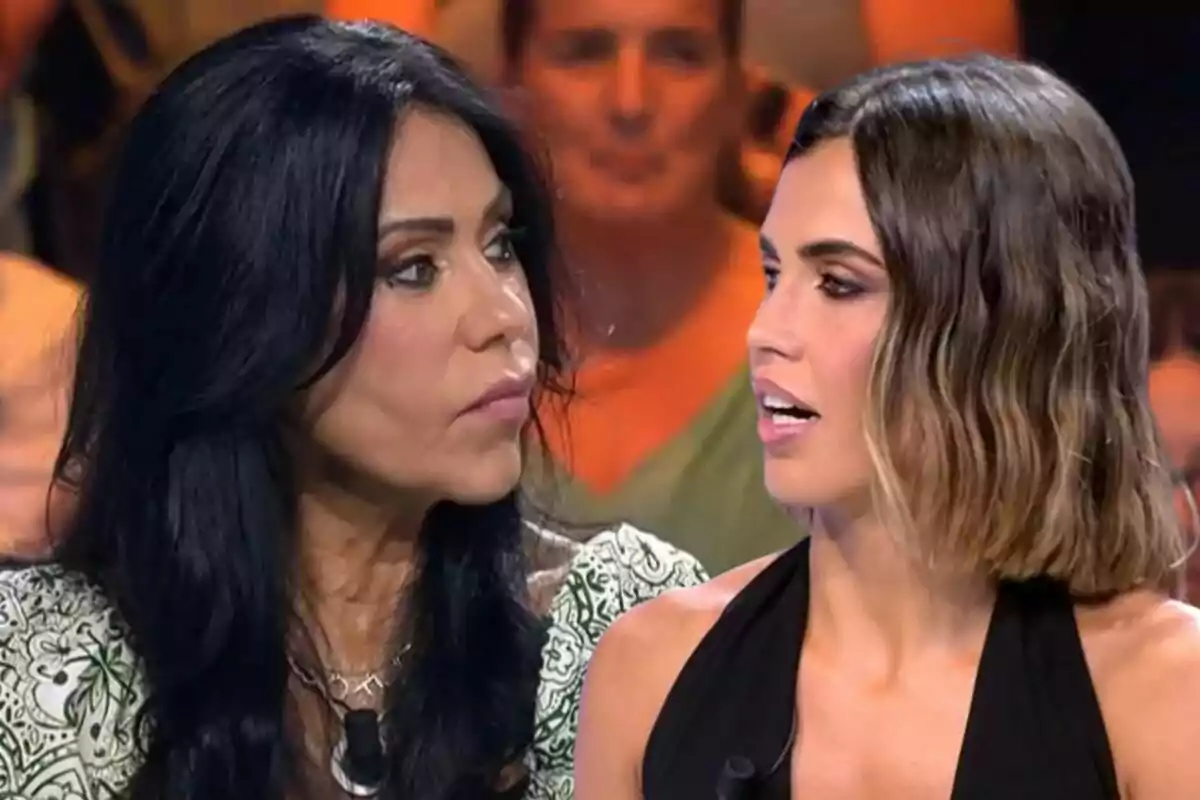 Maite Galdeano i Sofía Suescun estan tenint una conversa en un programa de televisió, una té el cabell llarg i fosc, mentre que l'altra té el cabell curt i clar.