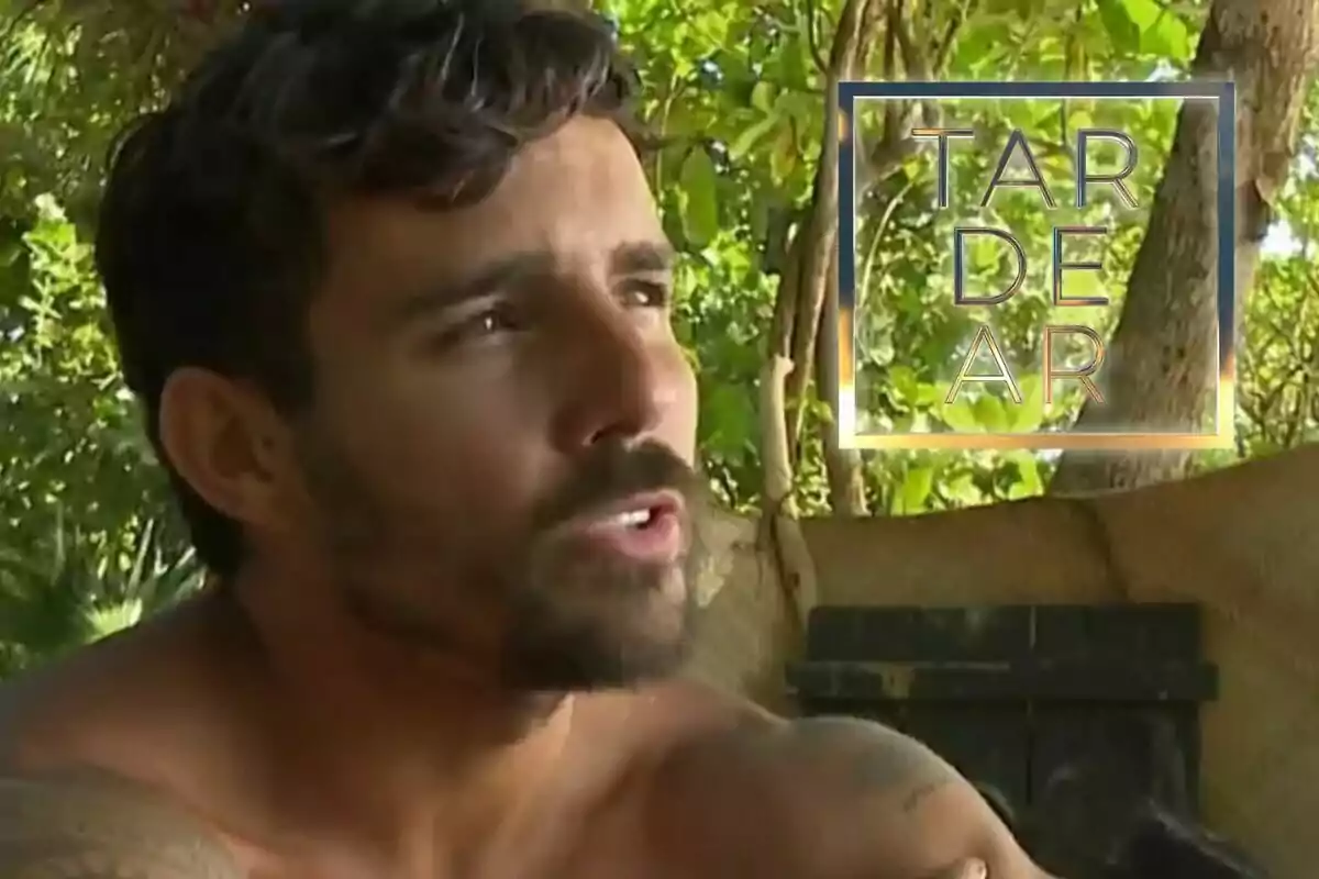 Manuel González està a l'aire lliure envoltat de vegetació amb un logotip que diu "TARDEAR" a la cantonada superior dreta.