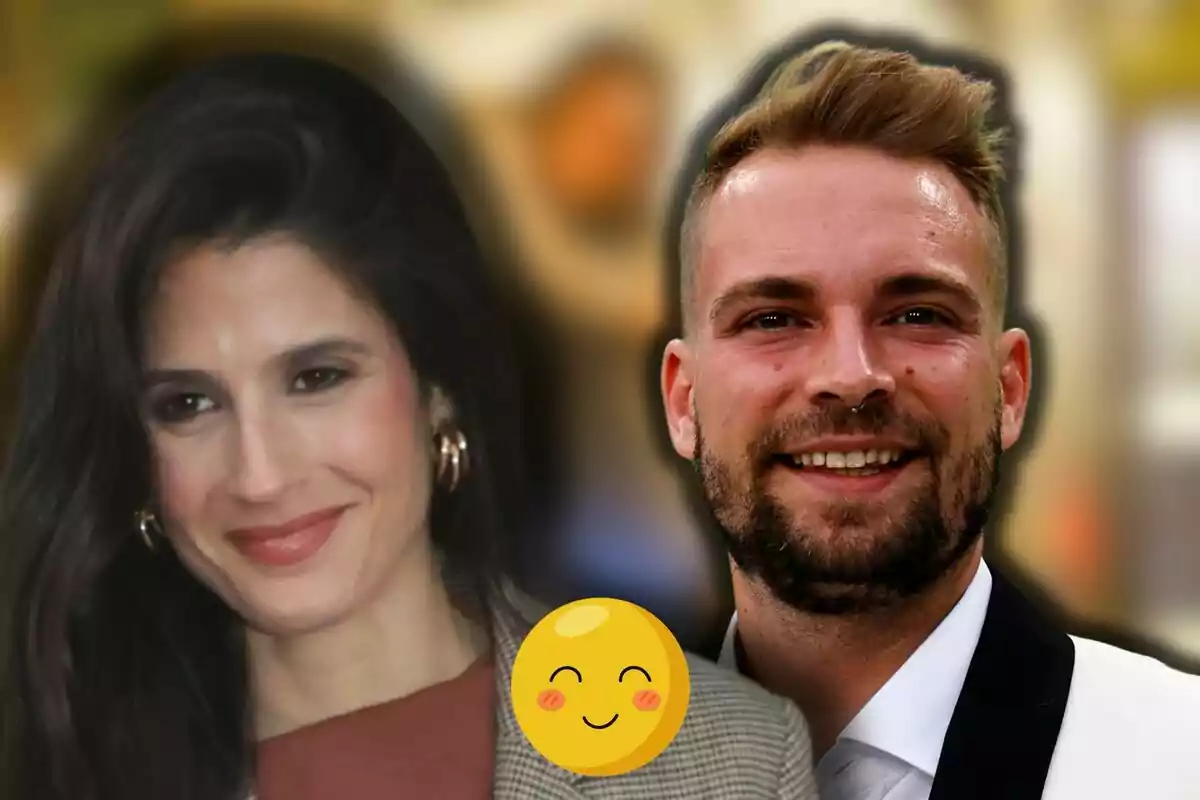María Sánchez i José María Almoguera somrients amb un emoji de cara feliç al centre.