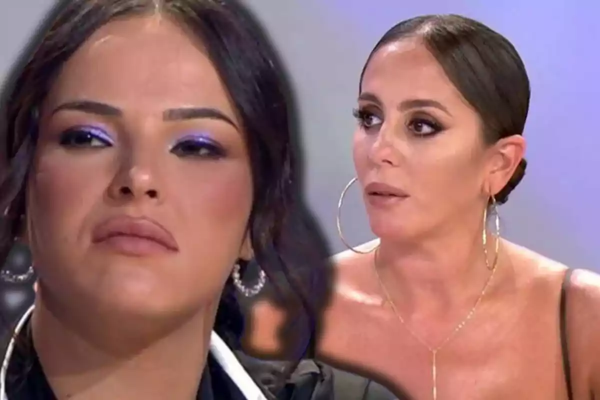 Marta Peñate i Anabel Pantoja, amb expressió seriosa i maquillatge cridaner, es troben en un plató de televisió.