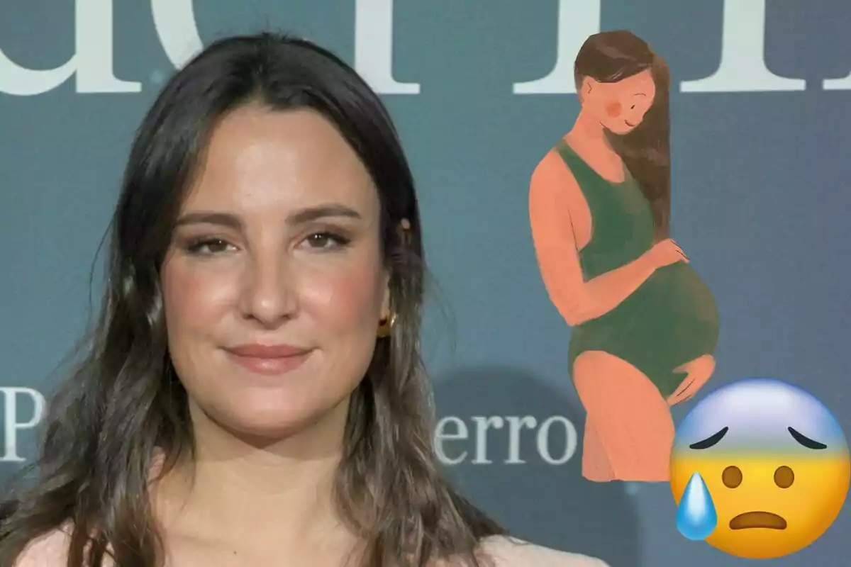 Marta Pombo amb cabell solt posa davant d'un fons blau, amb una il·lustració d'una dona embarassada i un emoji de cara preocupada amb una gota de suor.