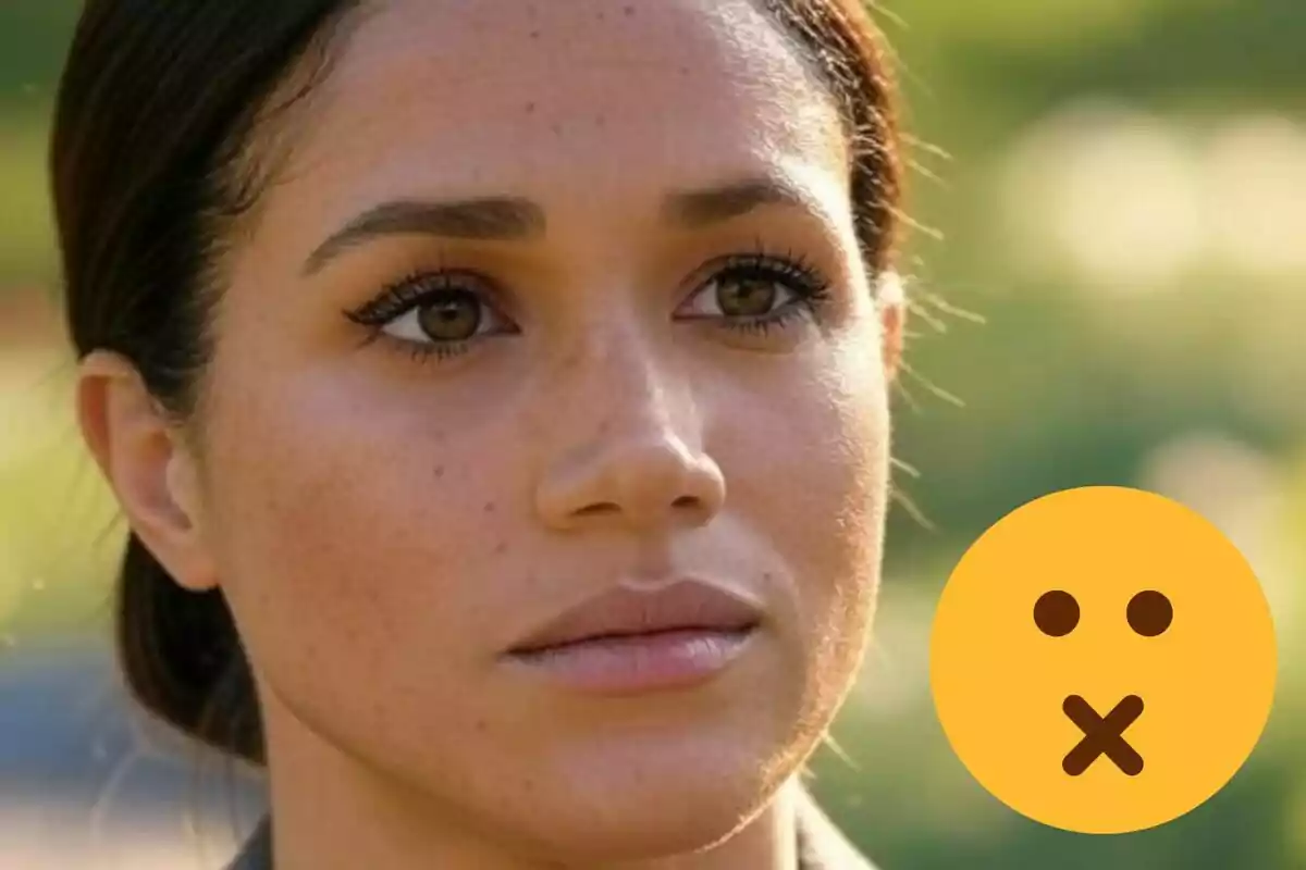 Meghan Markle mirant endavant amb un emoji de cara silenciada superposat.