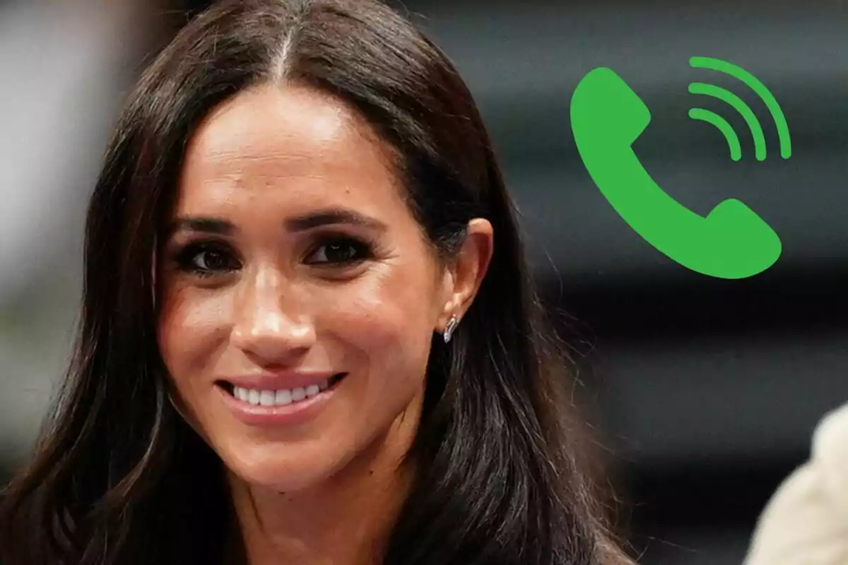 Meghan Markle somrient amb una icona de telèfon verd al costat.