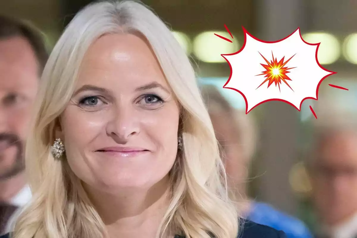 Mette-Marit somrient amb un gràfic d'explosió al fons.