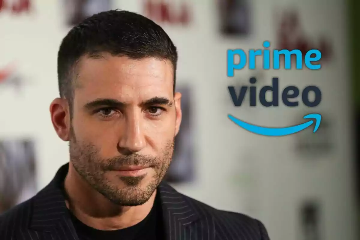 Miguel Ángel Silvestre amb barba i cabell curt en un esdeveniment amb el logotip de Prime Video al fons.