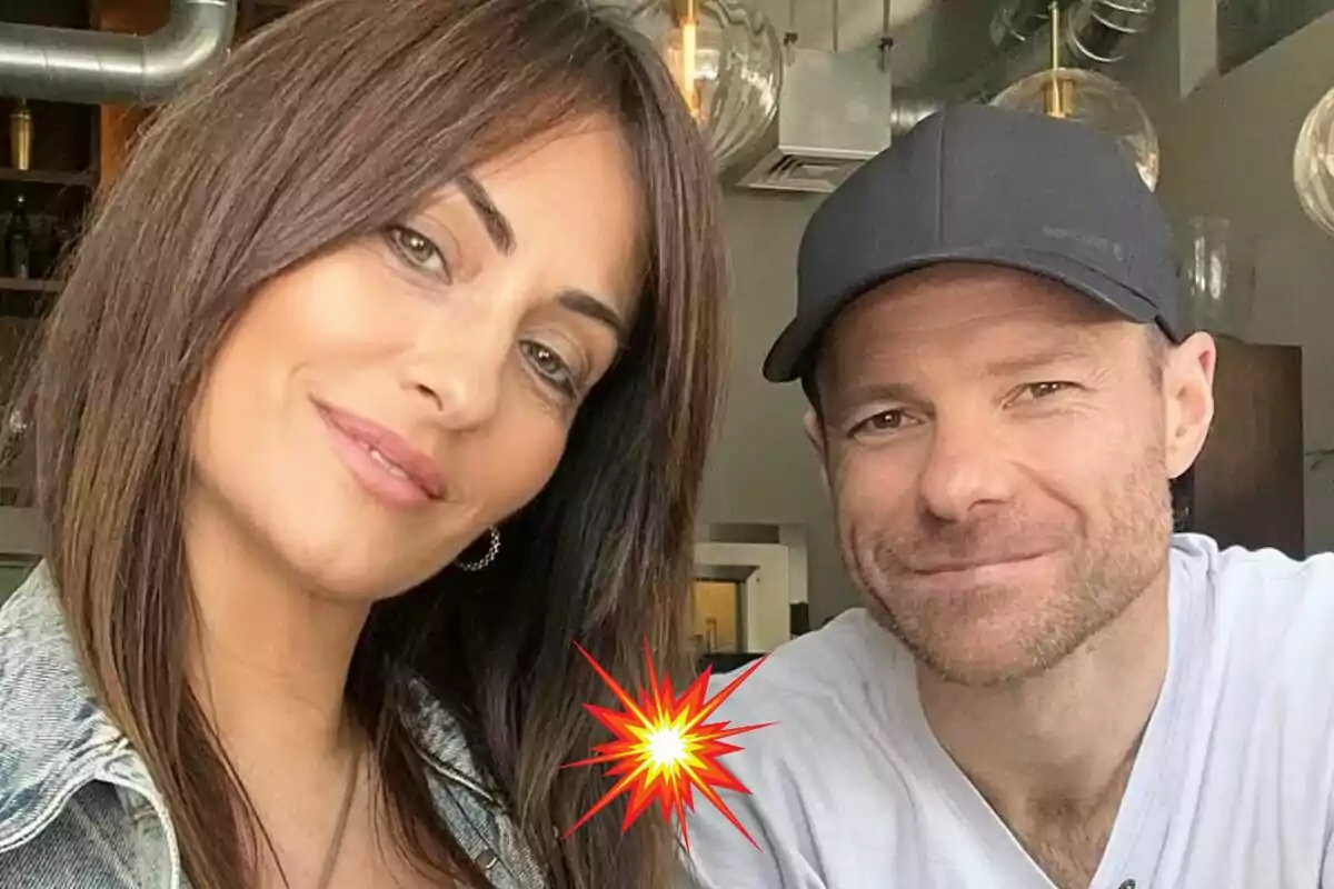 Nagore Aranburu i Xabi Alonso somriuen mentre posen per a una selfie en un ambient interior.