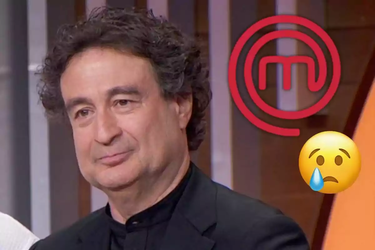 Pepe Rodríguez amb expressió seriosa davant d'un logo vermell i un emoji trist.