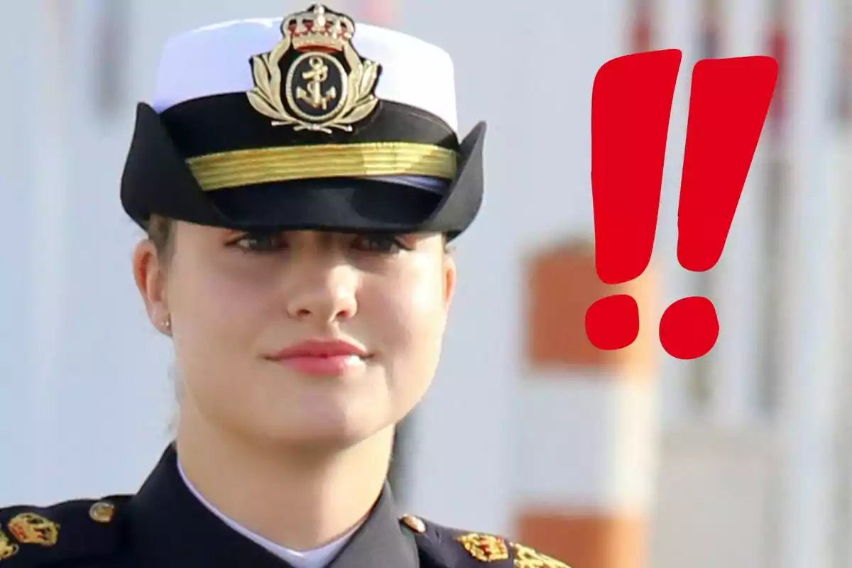 La princesa Leonor amb uniforme militar i un barret amb insígnia, al costat de dos signes d'exclamació vermells.