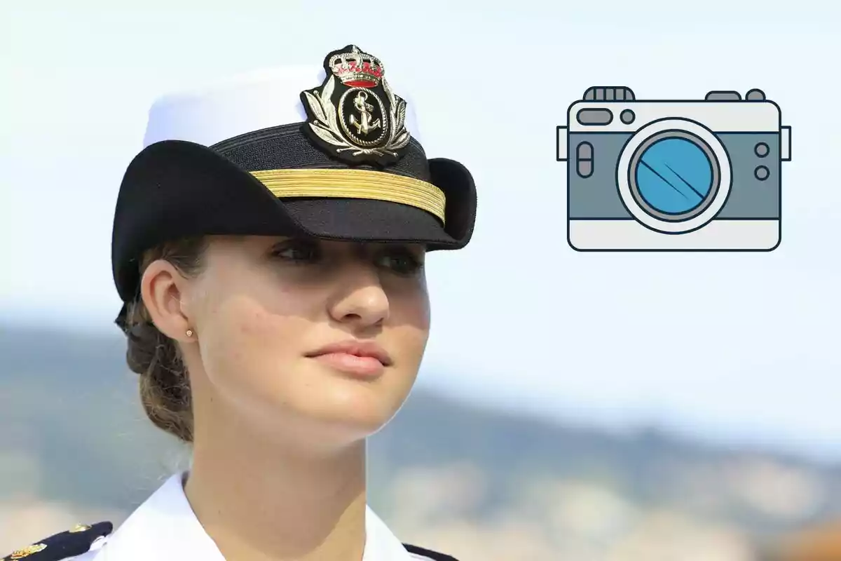 La princesa Leonor amb uniforme militar i barret amb insígnia, al costat d'un dibuix d'una càmera fotogràfica.
