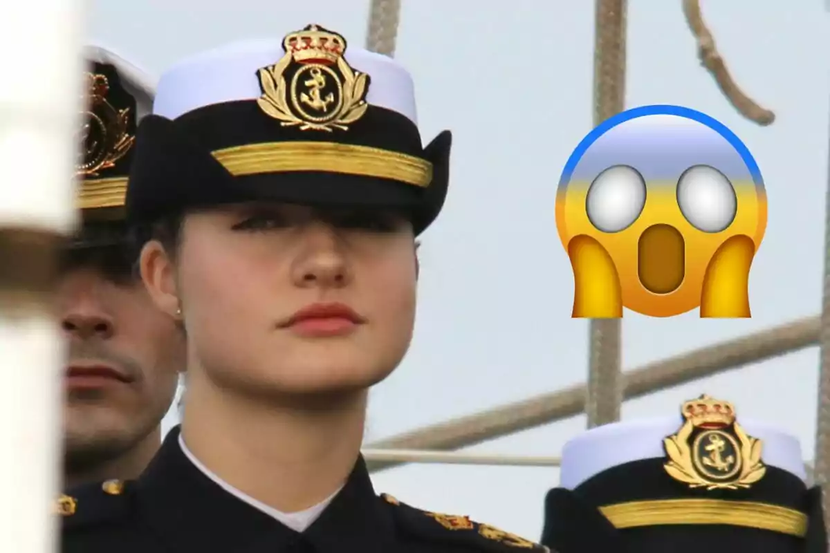 La princesa Leonor amb uniforme naval i un emoji sorprès al costat.