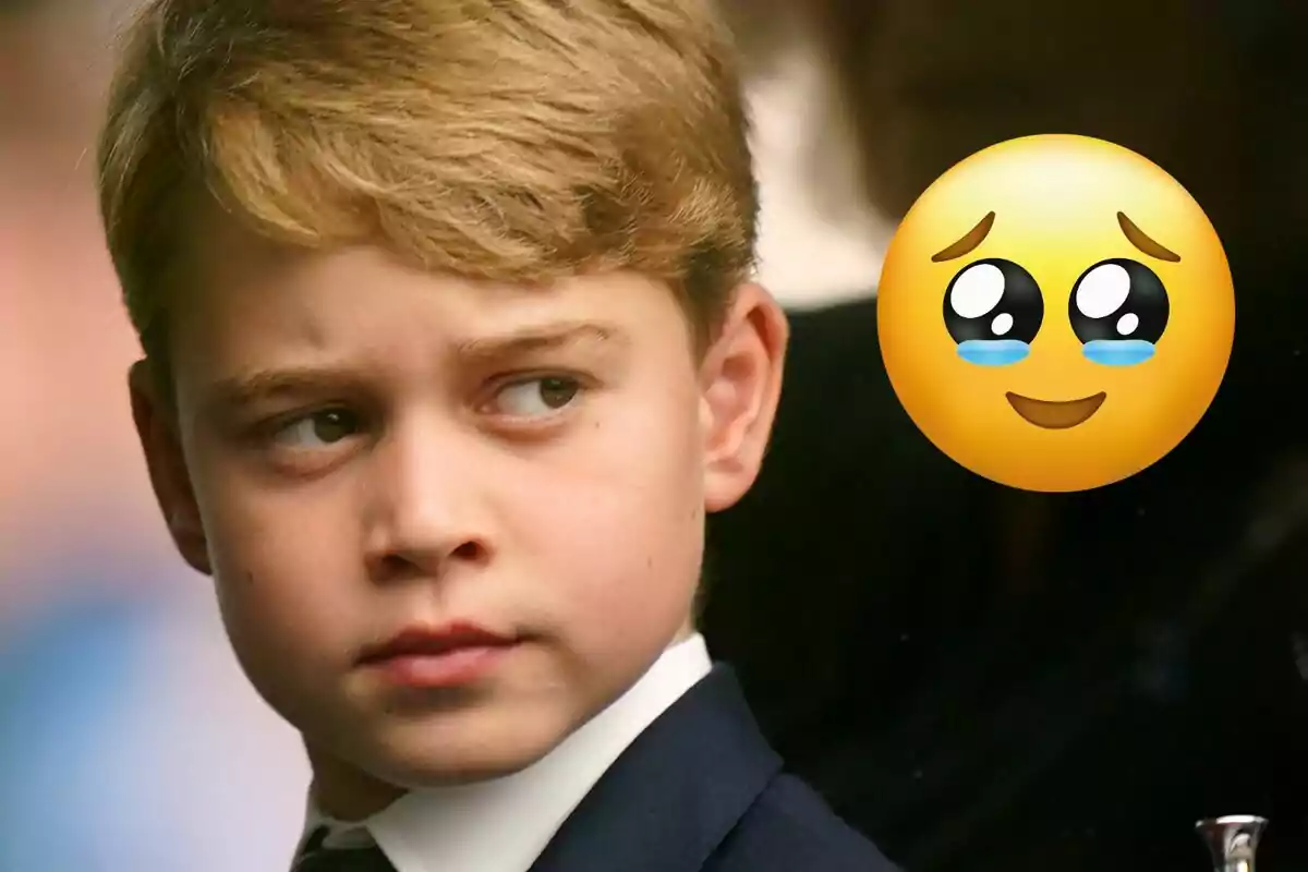 El príncipe George con expresión seria junto a un emoji con ojos llorosos.