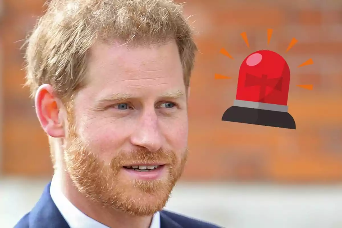 El príncep Harry amb una sirena vermella dibuixada al costat.