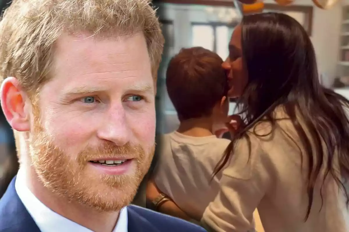 El príncep Harry en primer pla i al fons la Meghan Markle abraça i fa un petó a l’Archie en una cuina il·luminada.