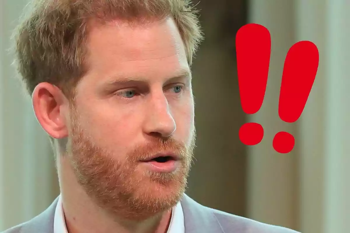 El príncep Harry amb expressió seriosa al costat de dos signes d'exclamació vermells.