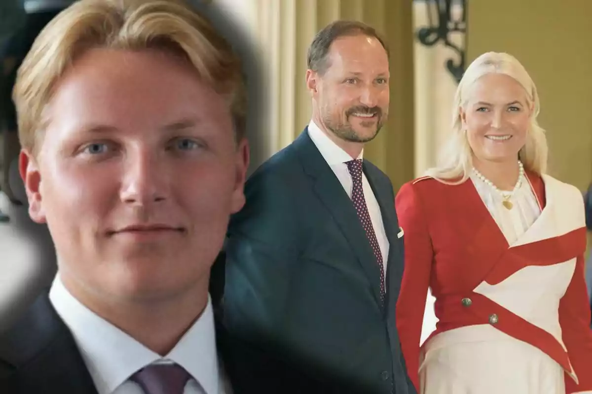 El príncep Sverre de Noruega amb vestit apareix en primer pla mentre Haakon i Mette-Marit elegantment vestida somriu al fons.