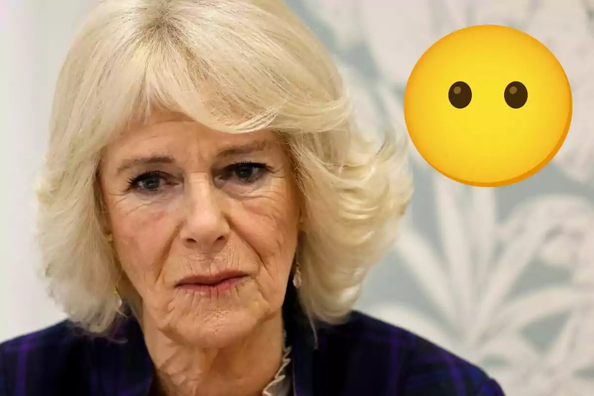 La reina Camila amb expressió seriosa i un emoji groc de cara neutral al seu costat