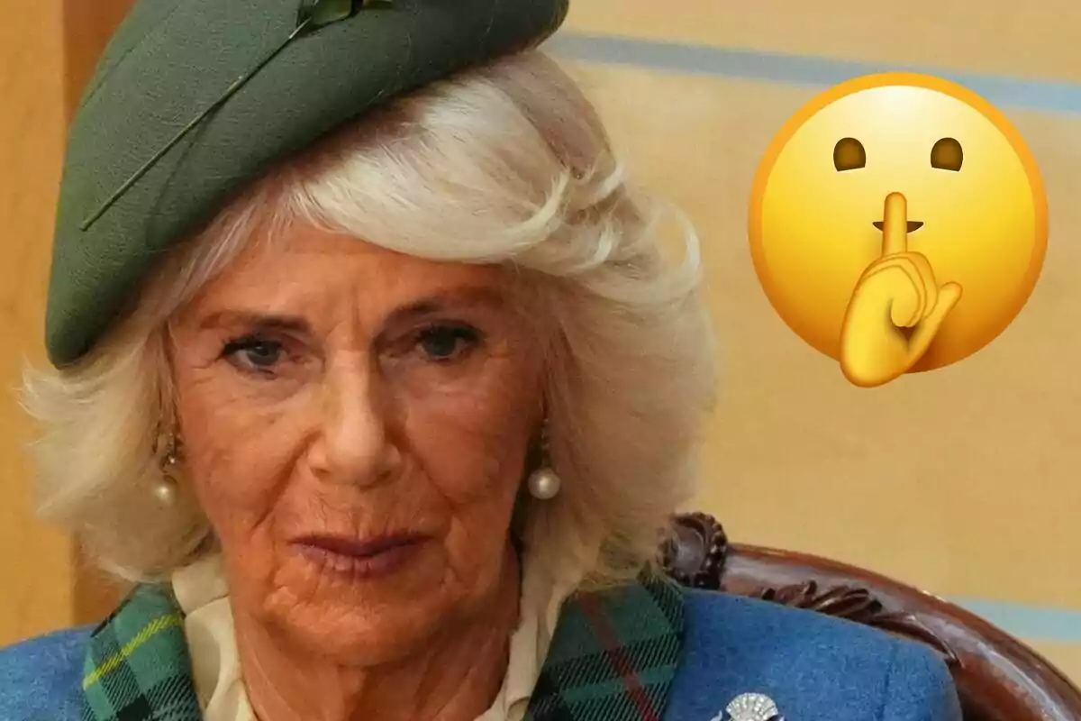 La reina Camila amb boina verda i expressió seriosa, al costat d’un emoji de silenci