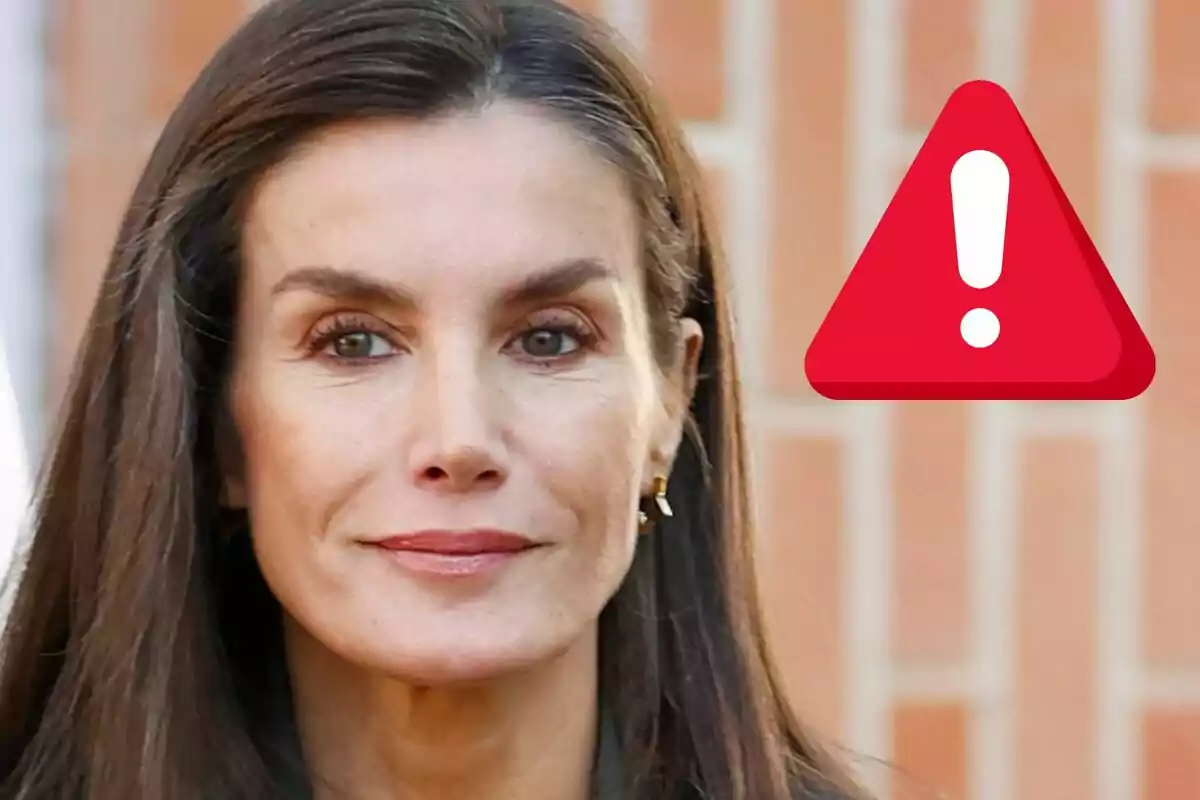 La reina Letícia i una icona d'advertència vermella al costat.