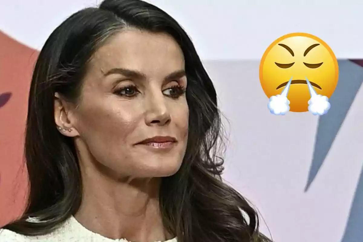 La reina Letícia amb expressió seriosa al costat d'un emoji de ràbia.
