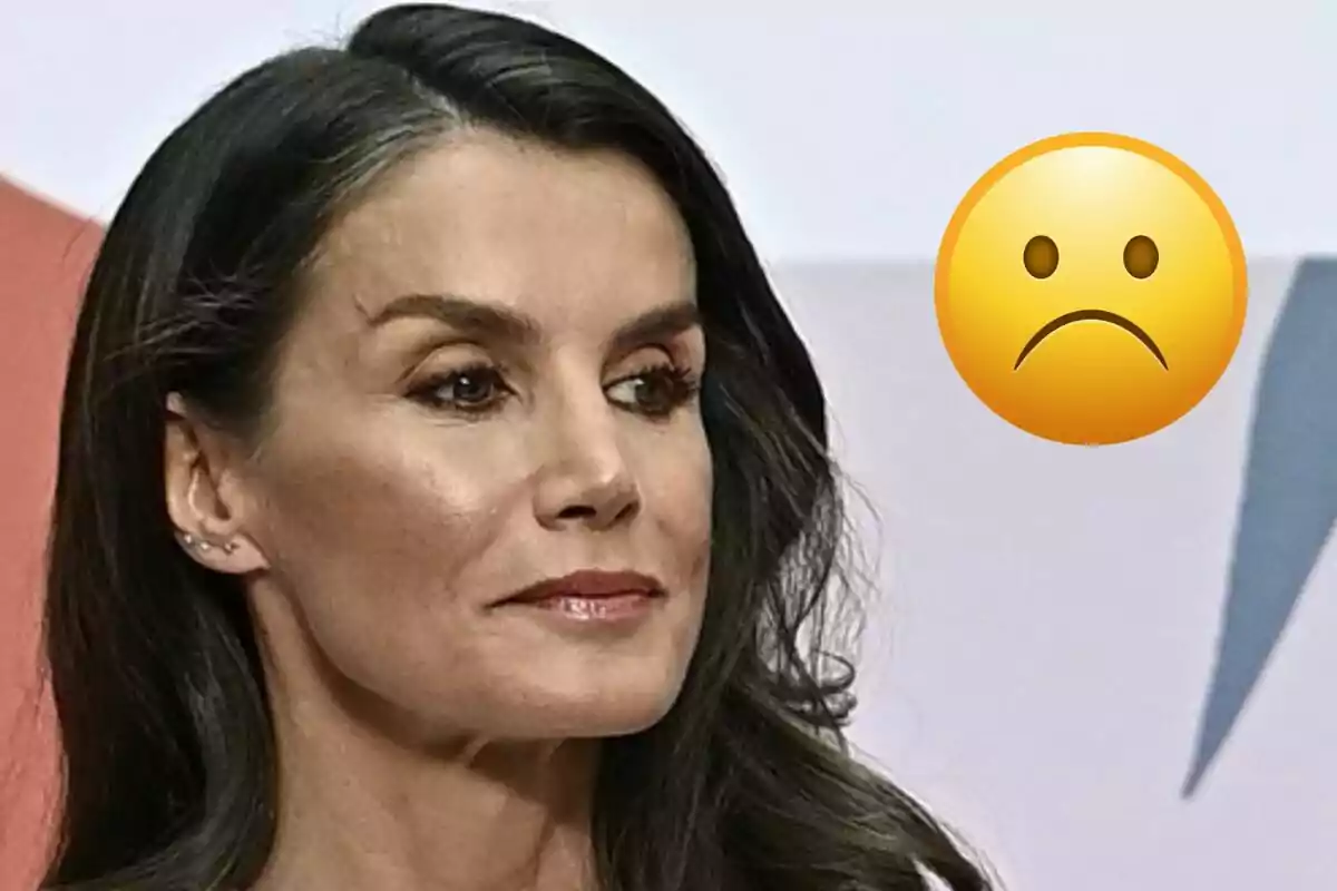 La reina Letícia amb expressió seriosa al costat d'un emoji trist.
