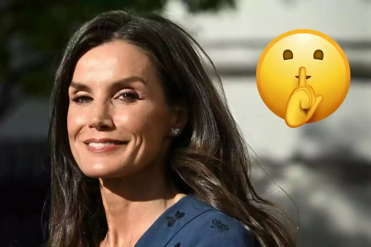 La reina Letícia somrient amb cabell fosc i un emoji de silenci al costat.
