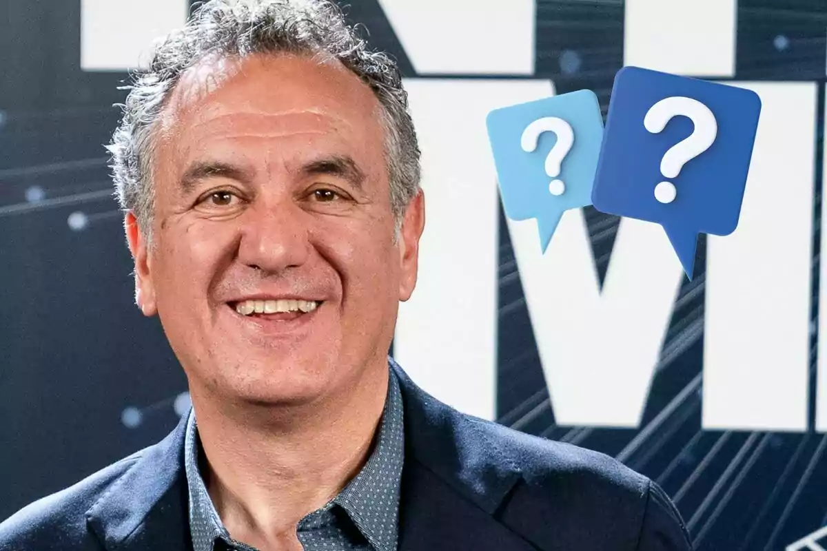 Roberto Brasero somrient amb cabell canós i arrissat porta una jaqueta fosca i una camisa blava amb un fons que inclou dues bombolles de diàleg amb signes d'interrogació.