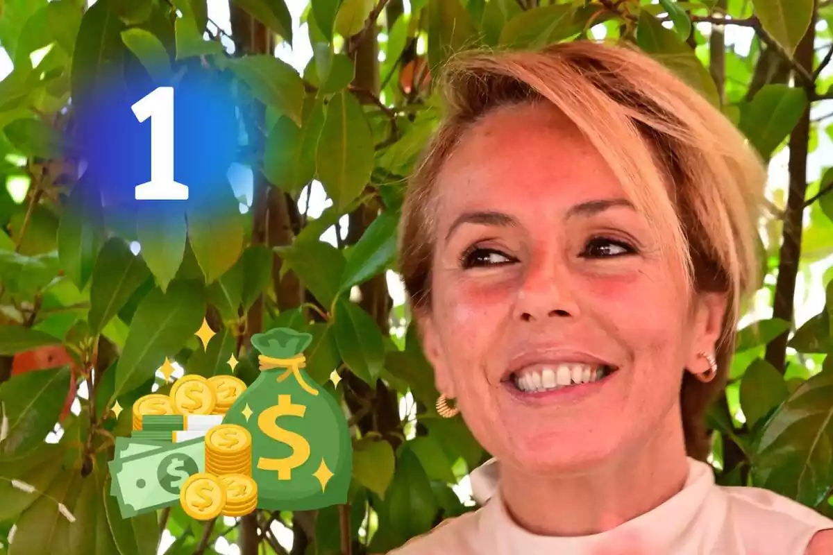 Muntatge amb un primer pla de Rocío Carrasco rient mirant de banda, el logo de La 1 i diners