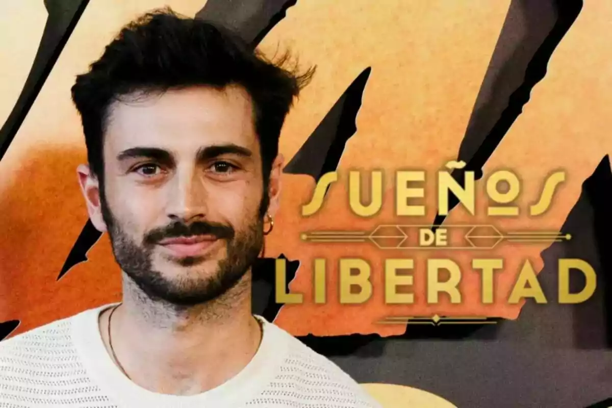 Rubén Bernal amb barba i cabell fosc davant d'un fons amb el text "Sueños de Libertad" en lletres daurades.