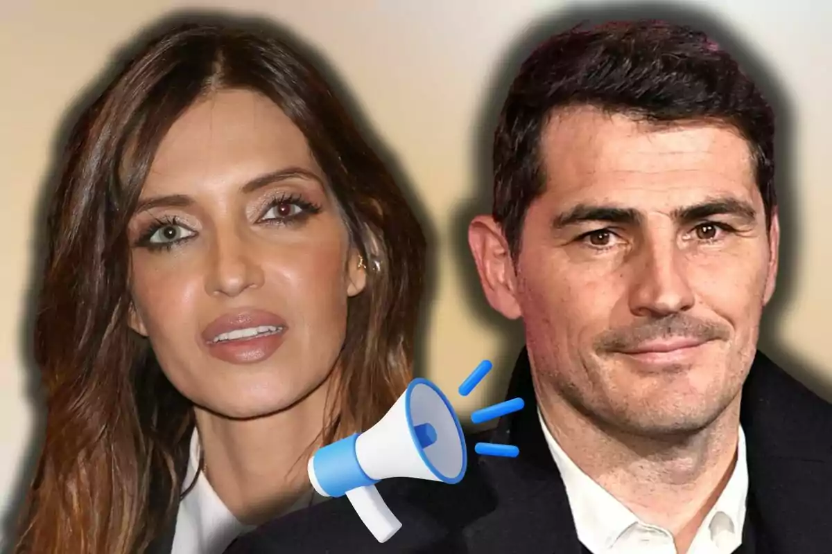 Sara Carbonero i Íker Casillas mirant al front amb un megàfon blau i blanc en primer pla