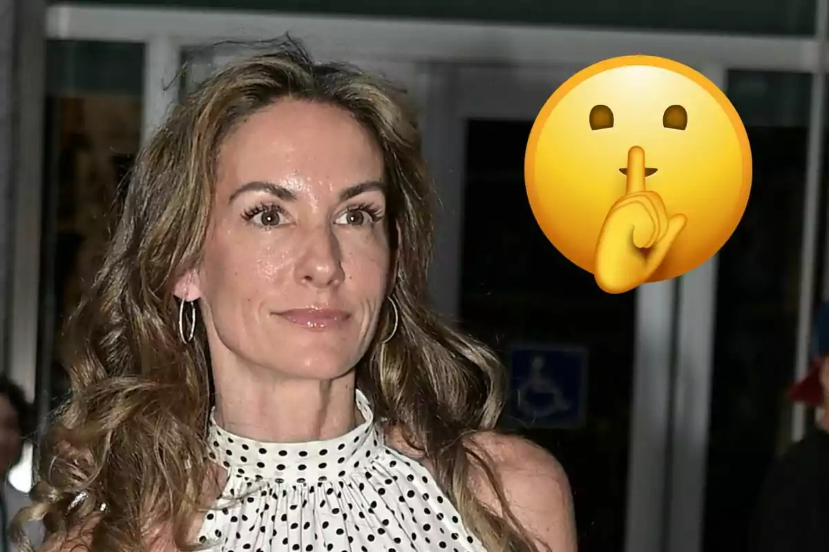 Telma Ortiz amb cabell llarg i arrissat usant un vestit blanc amb lunars negres i un emoji de silenci superposat.