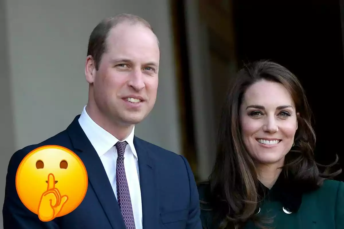 El príncep Guillem i Kate Middleton somrient posant per a una foto, amb un emoji de "silenci" superposat a la cantonada inferior esquerra.