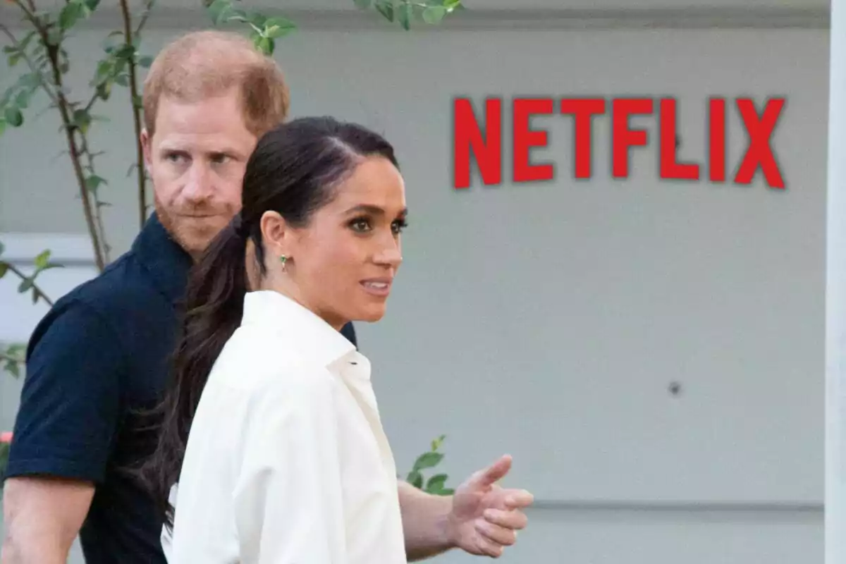 El príncep Harry i Meghan Markle caminant a l'aire lliure amb el logotip de Netflix al fons. El príncep Harry i Meghan Markle caminant a l'aire lliure amb el logotip de Netflix al fons.