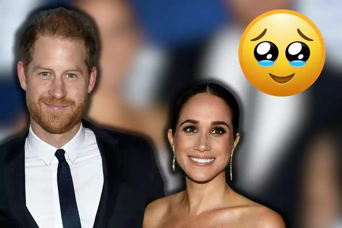 El príncep Harry i Meghan Markle vestida de gala somriu davant d’un fons desenfocat amb un emoji de carona tendra a la cantonada superior dreta.